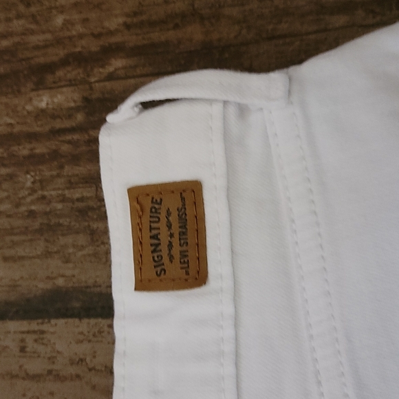 White Levi's Signature High Rise distressed shorts - Picture 5 of 6